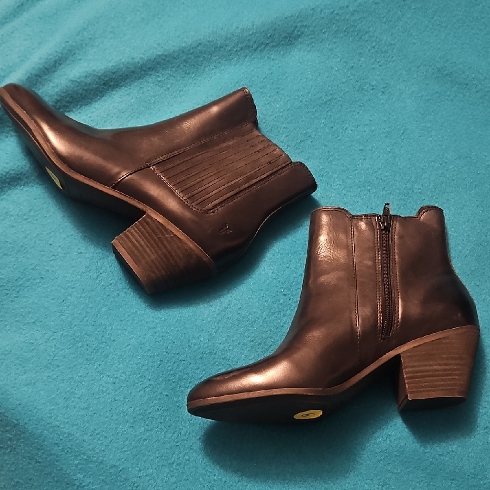 FRYE AND CO. Dark Leather Ankle Booties